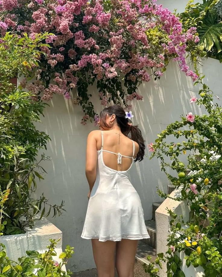 Vestido corto de satén blanco con tirantes finos y corte en A para fiesta de bienvenida, ideal para celebrar 20 años en verano (GG3827)