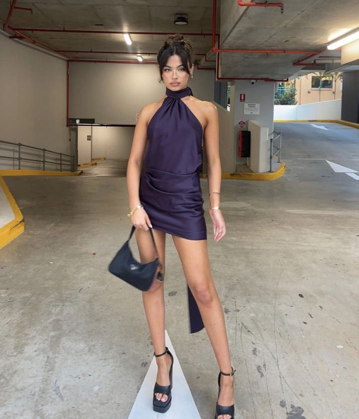 Vestido de fiesta corto plisado de satén con cuello halter y corte sirena morado para celebrar 18 años en verano GG3834