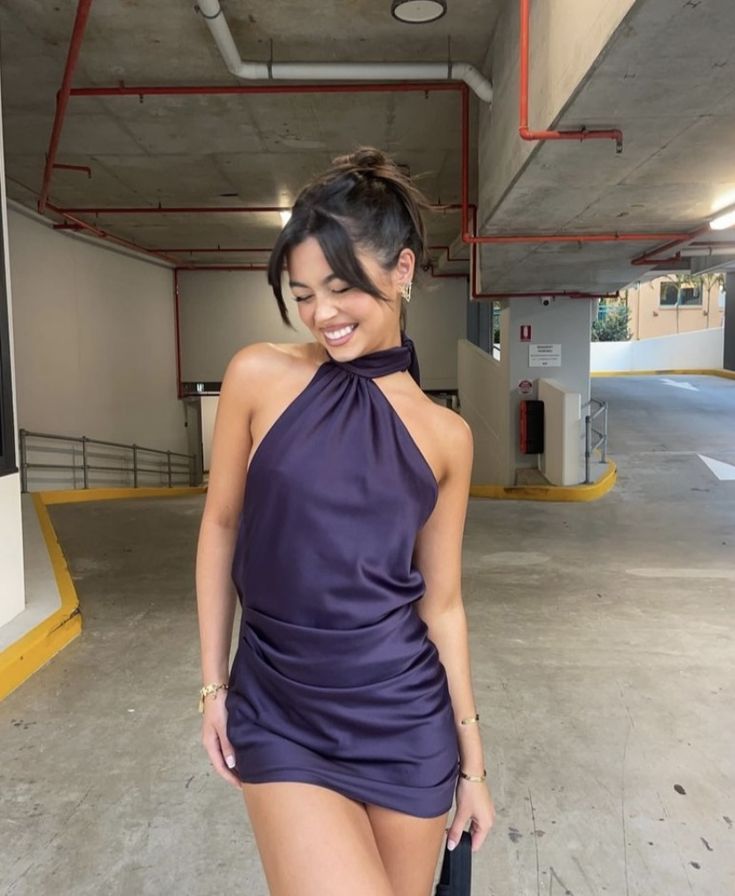 Vestido de fiesta corto plisado de satén con cuello halter y corte sirena morado para celebrar 18 años en verano GG3834