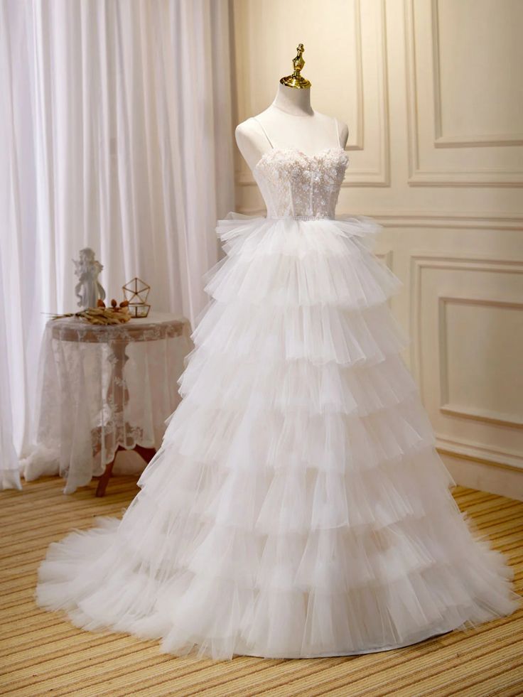 Vestido de fiesta largo de tul multicapa con tirantes finos, diseño floral y cuentas, ideal para bodas y noches GG580