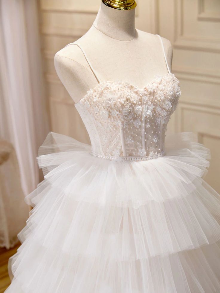 Vestido de fiesta largo de tul multicapa con tirantes finos, diseño floral y cuentas, ideal para bodas y noches GG580