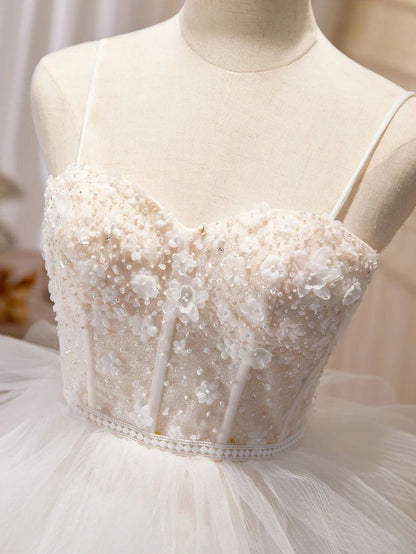 Vestido de fiesta largo de tul multicapa con tirantes finos, diseño floral y cuentas, ideal para bodas y noches GG580