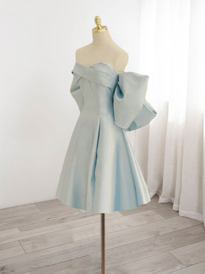 Vestido de cóctel de satén azul claro con escote en forma de corazón para fiesta nocturna elegante