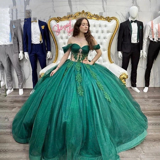 Vestido de quinceañera con ilusión de tul verde esmeralda brillante. Vestidos de quinceañera.