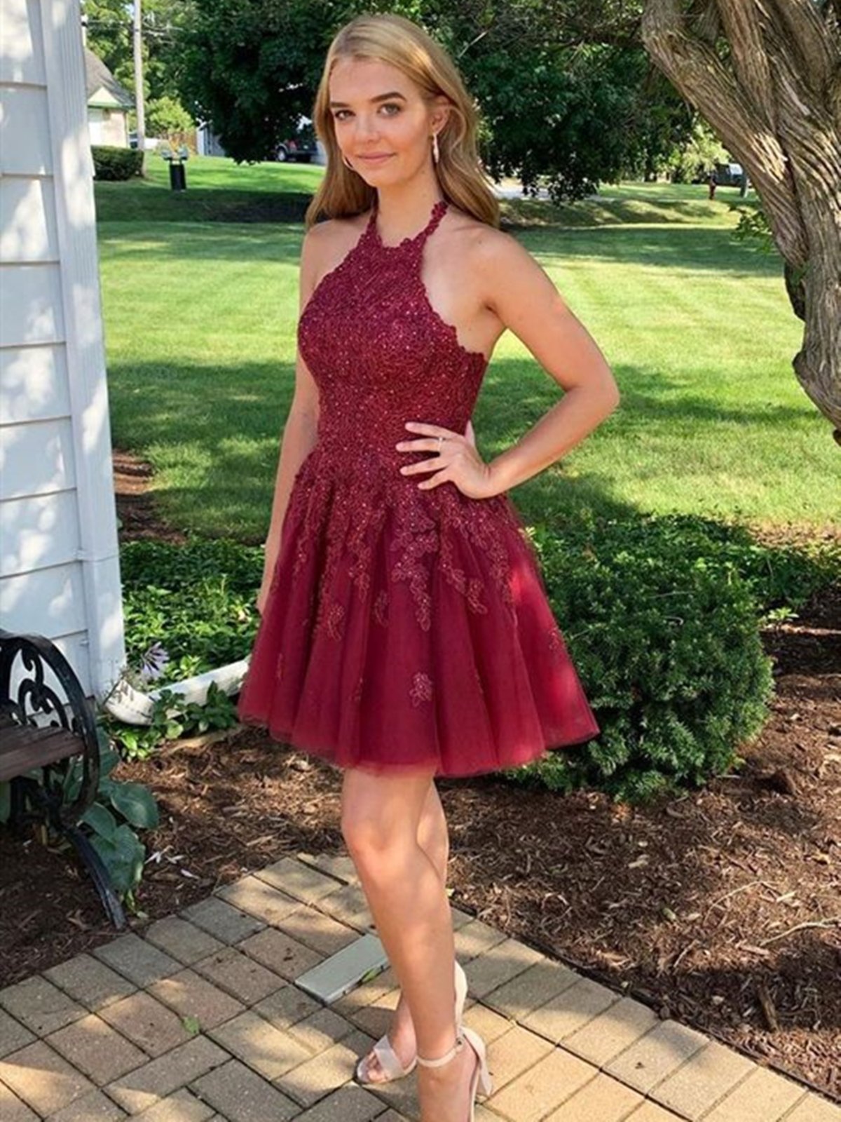 Vestidos de fiesta cortos de encaje burdeos con cuello halter, vestidos de fiesta cortos de encaje rojo vino para el regreso a casa.
