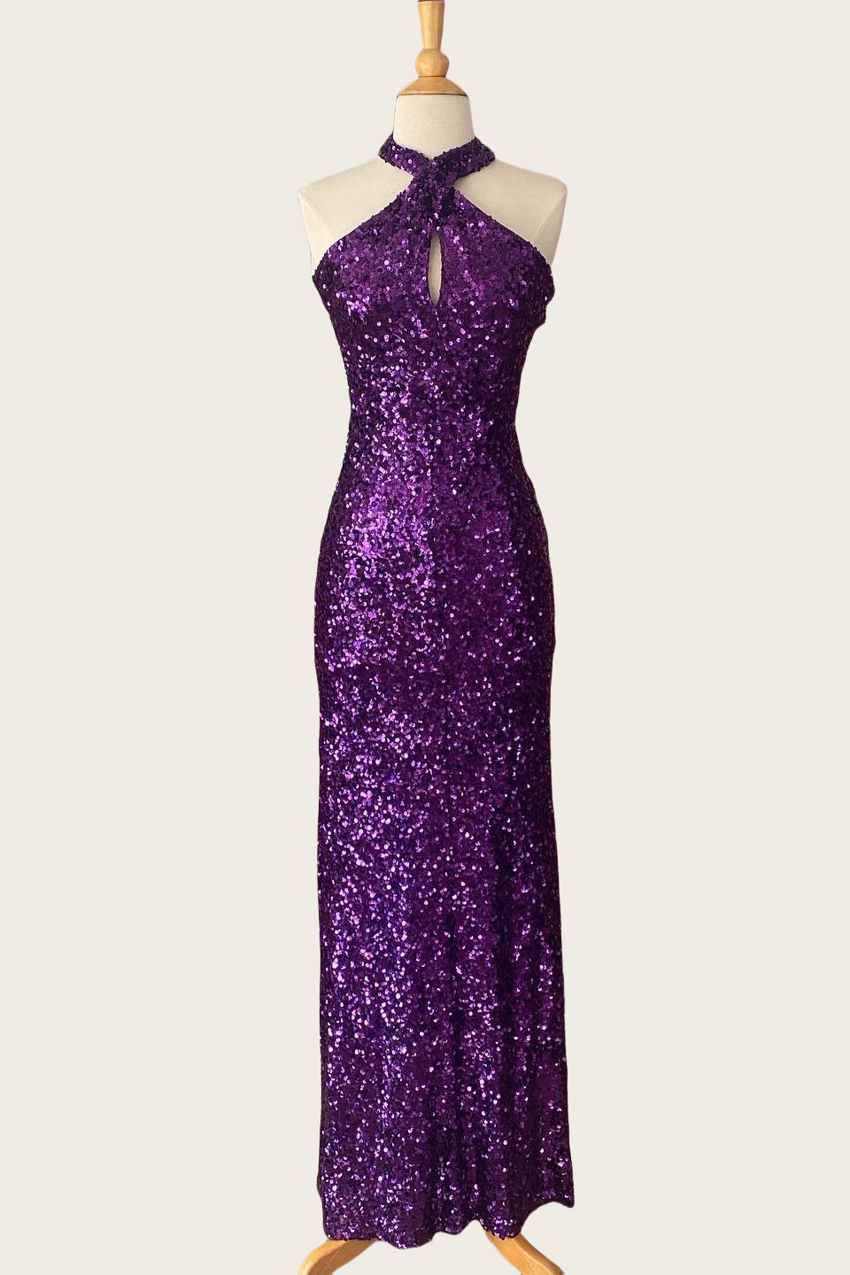 Vestidos de fiesta morados ajustados con cuello halter y lentejuelas largas