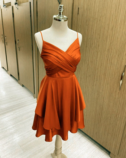 Vestido de cóctel corto de satén naranja quemado con escote en V y vestido semiformal