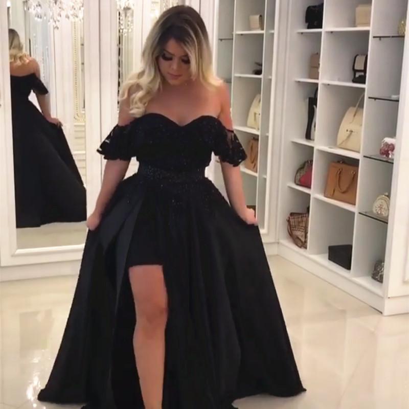 Elegante vestido de fiesta de encaje negro con hombros descubiertos y abertura en la pierna