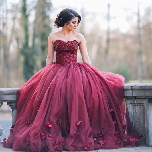 Vestidos de quinceañera elegantes con encaje, cuentas y escote en forma de corazón de tul