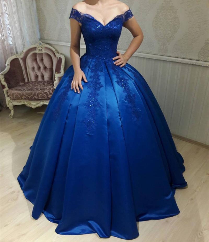 Vestidos de quinceañera de satén azul real con escote en V y hombros descubiertos
