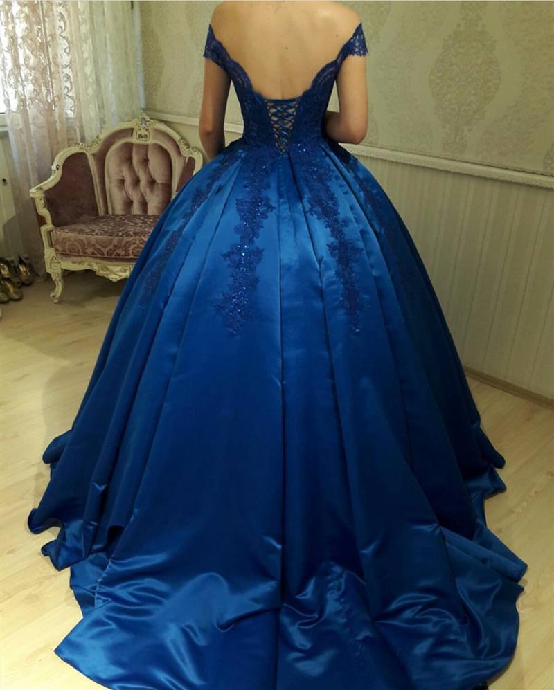 Vestidos de quinceañera de satén azul real con escote en V y hombros descubiertos