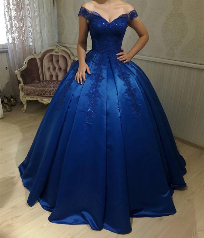 Vestidos de quinceañera de satén azul real con escote en V y hombros descubiertos