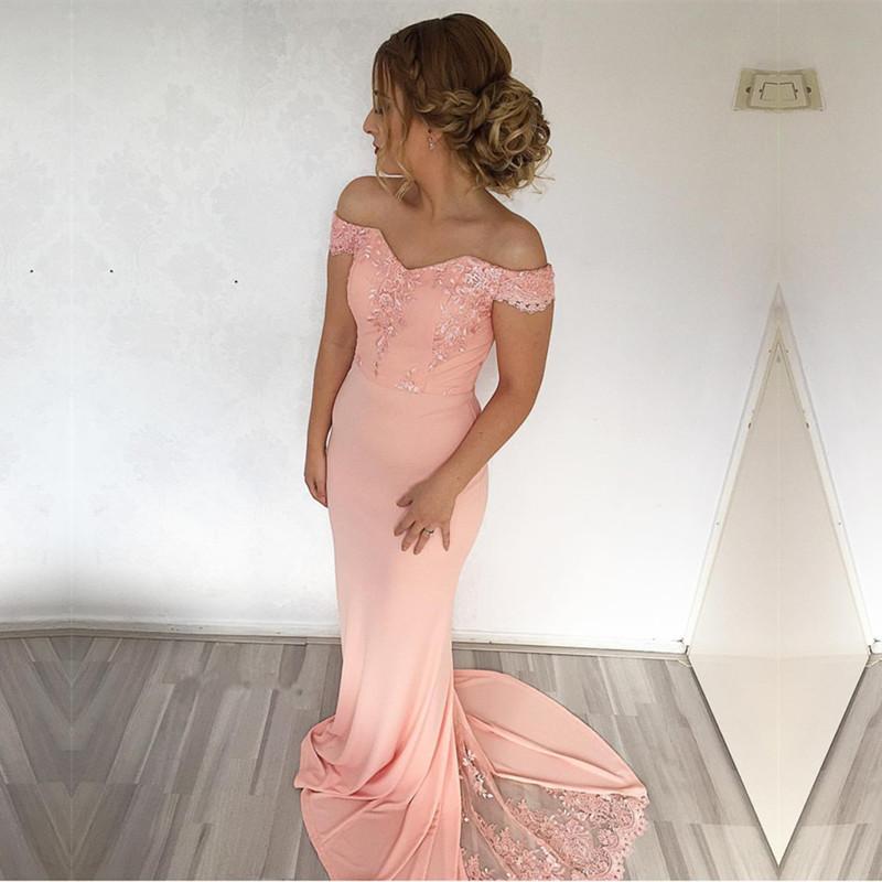 Elegante vestido de noche de sirena con escote en V y hombros descubiertos con apliques de encaje.