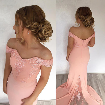 Elegante vestido de noche de sirena con escote en V y hombros descubiertos con apliques de encaje.