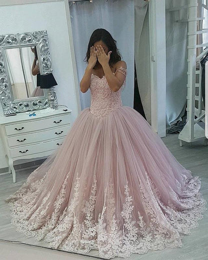 Vestidos de quinceañera con elegantes apliques de encaje y tul en forma de corazón