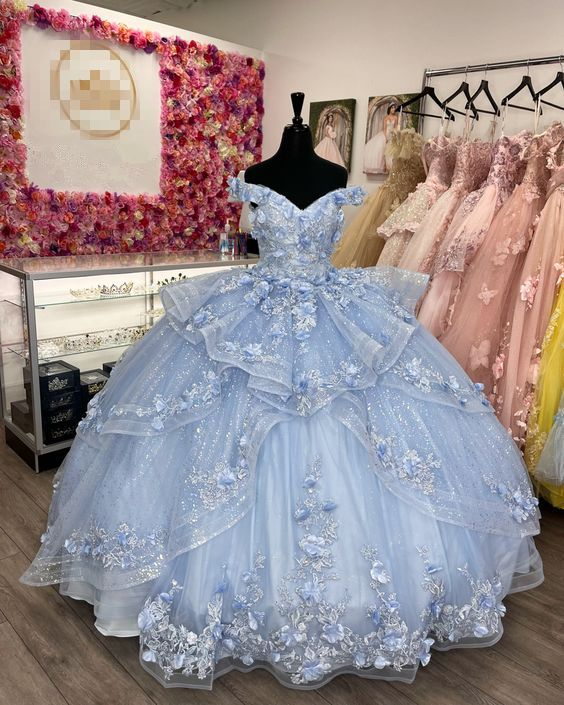 Hermoso vestido de fiesta de quinceañera con apliques de tul azul claro