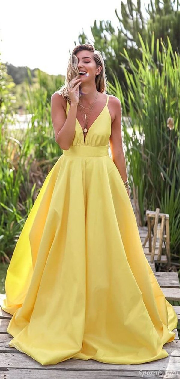Vestidos de fiesta largos estilo imperio con escote en V y tirantes finos en amarillo pastel claro