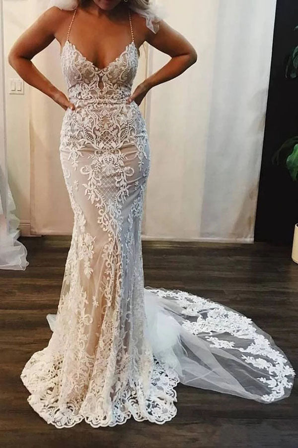 Vestidos de novia color marfil con escote en V, tirantes finos y apliques de encaje estilo sirena
