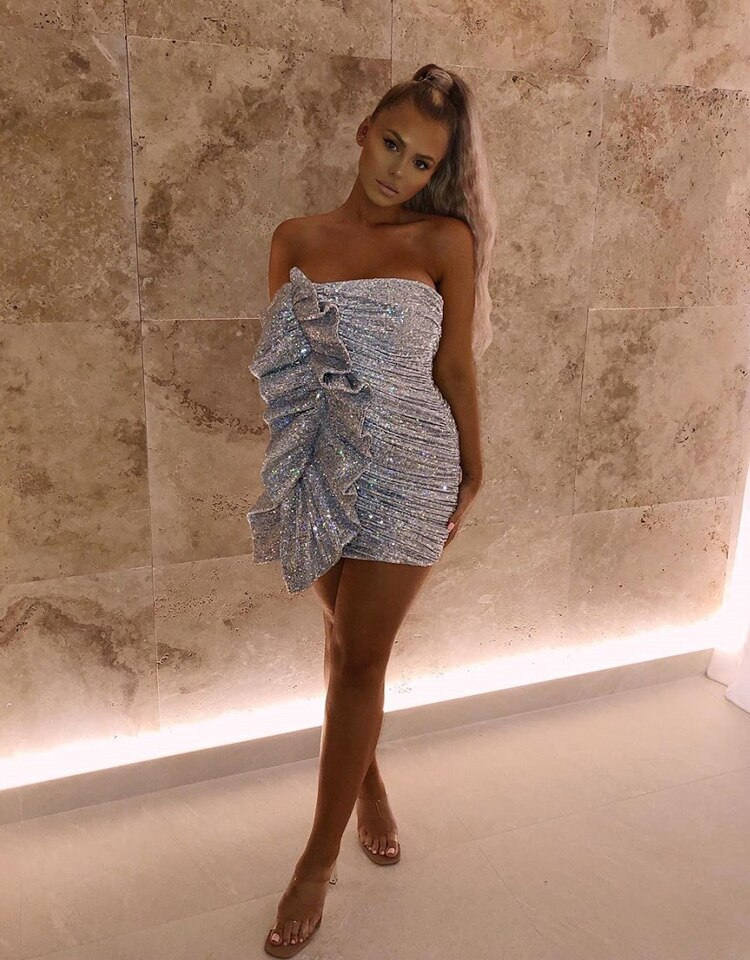 Vestido de fiesta corto gris plateado sin tirantes y con volantes laterales