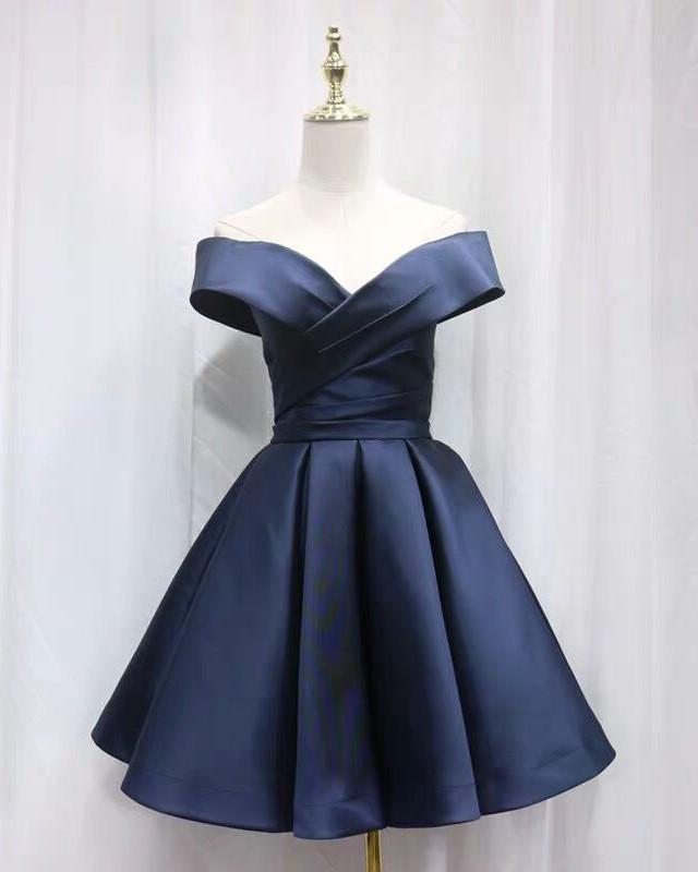 Vestido corto de satén con hombros descubiertos para fiesta de graduación