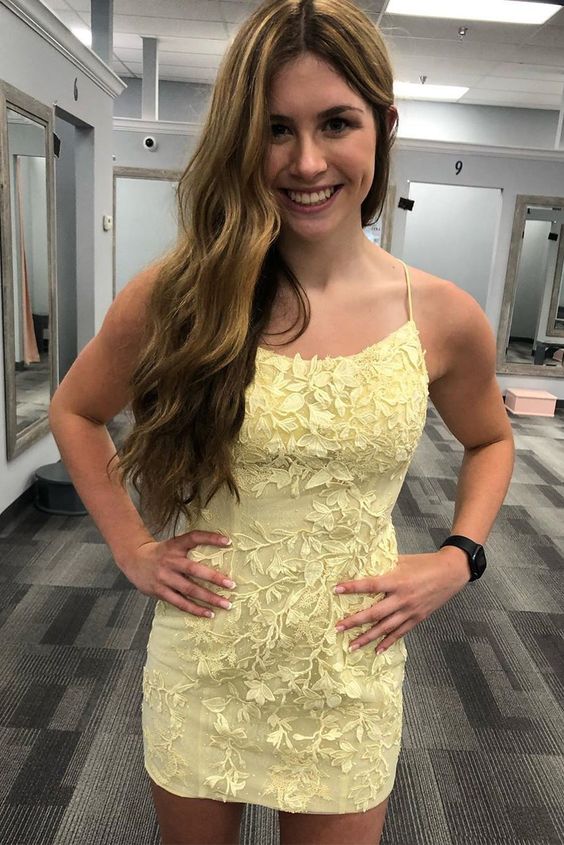 Vestido corto de fiesta con tirantes finos y encaje amarillo