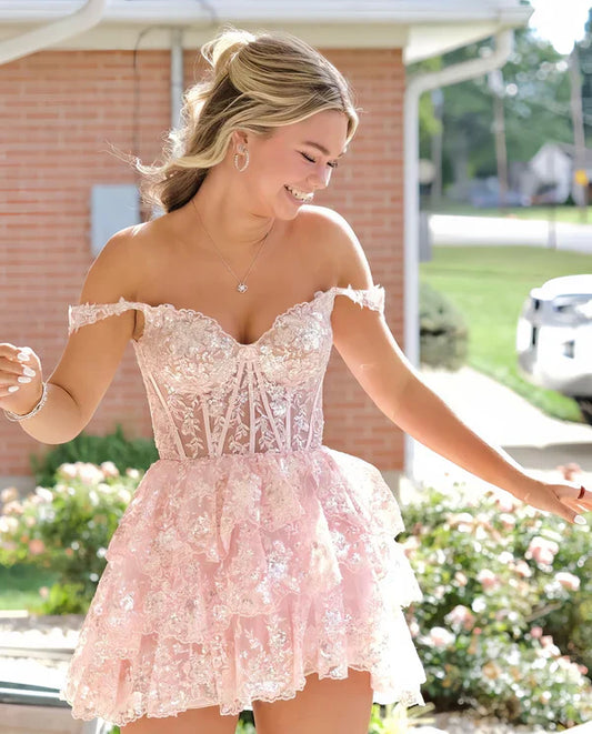 Vestido de fiesta de graduación con diseño de encaje rosa claro, hombros descubiertos y capas, TP3550