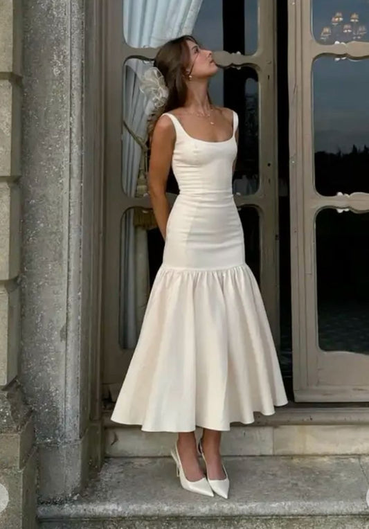 Vestido de fiesta largo de sirena con volantes blancos y escote midi.