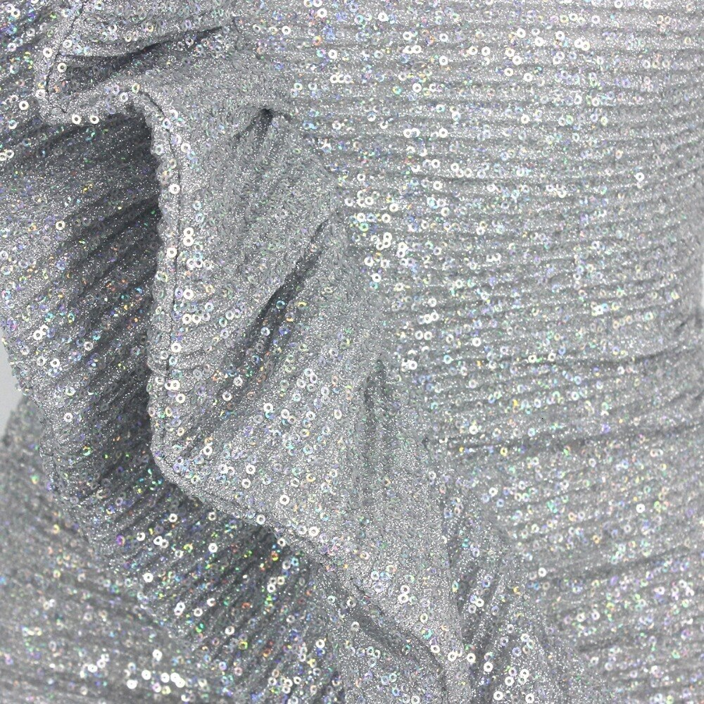 Vestido de fiesta corto gris plateado sin tirantes y con volantes laterales