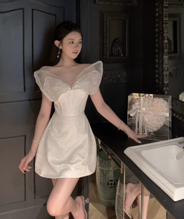 Vestido de fiesta de satén beige con lentejuelas y diseño de mariposa, corte A y tirantes finos, TP3699