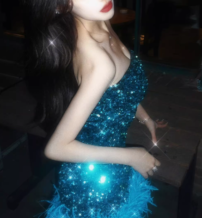 Vestido de fiesta azul con lentejuelas, sin tirantes y dobladillo de plumas, TP3908