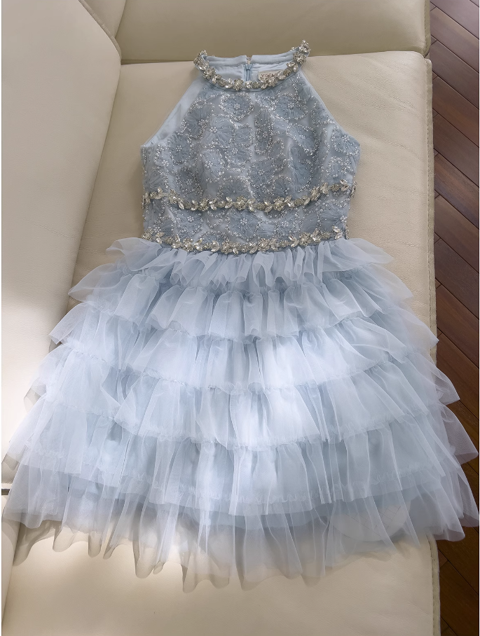 Vestido de fiesta corto de tul azul claro con cuentas y corte en A, con capas, TP3928
