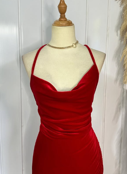 Vestido de noche de terciopelo rojo con tirantes finos y corte sirena.