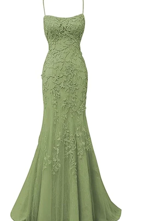 Vestido de fiesta largo con apliques de encaje verde salvia y tirantes finos estilo sirena.