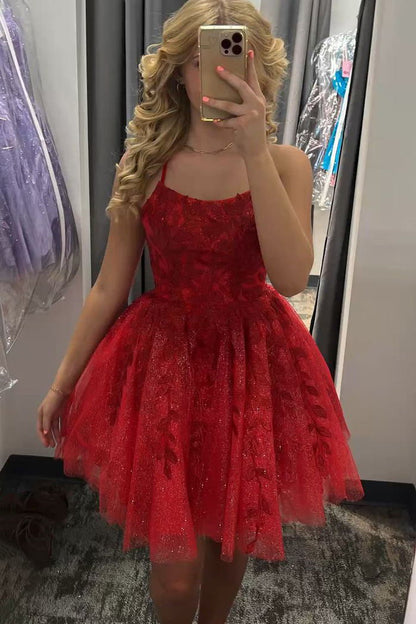 Vestido de fiesta corto lavanda brillante con apliques de encaje, sin mangas y lazo en la espalda