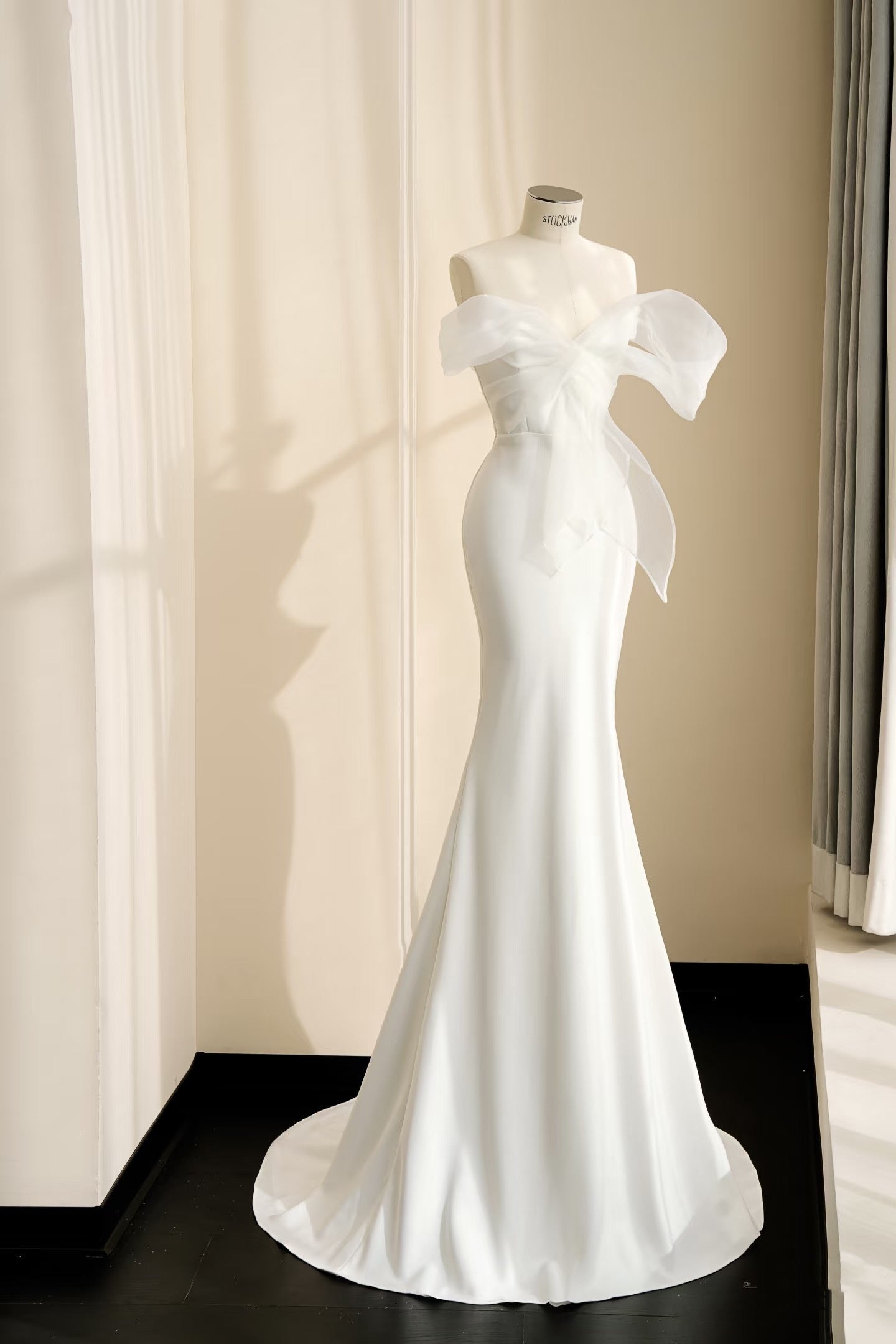 Vestido de novia sencillo de corte sirena con escote corazón, blanco, largo hasta el suelo, estilo minimalista, D2728