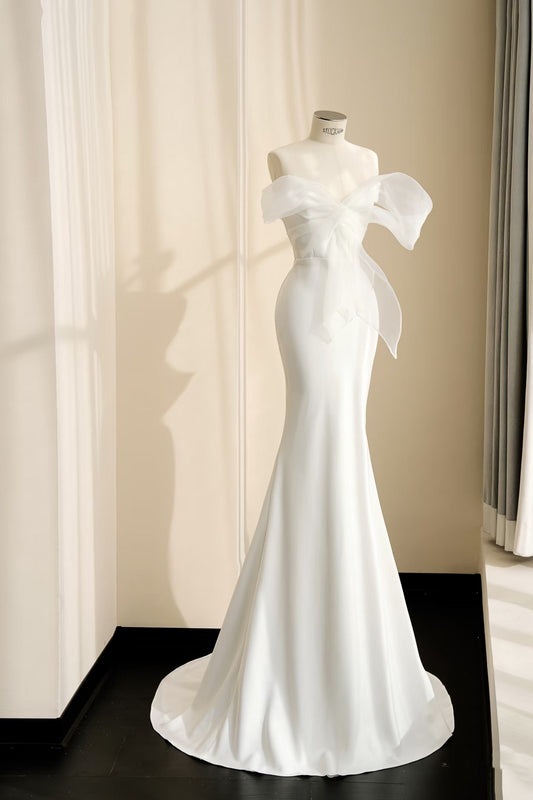 Vestido de novia sencillo de corte sirena con escote corazón, blanco, largo hasta el suelo, estilo minimalista, D2728