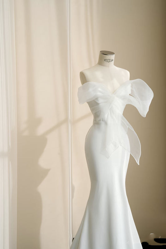 Vestido de novia sencillo de corte sirena con escote corazón, blanco, largo hasta el suelo, estilo minimalista, D2728