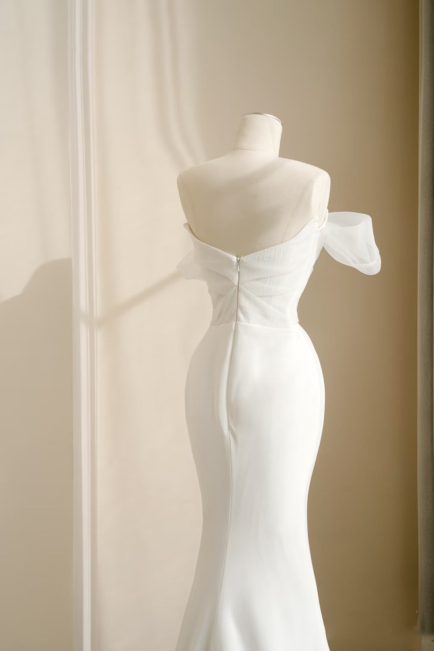 Vestido de novia sencillo de corte sirena con escote corazón, blanco, largo hasta el suelo, estilo minimalista, D2728