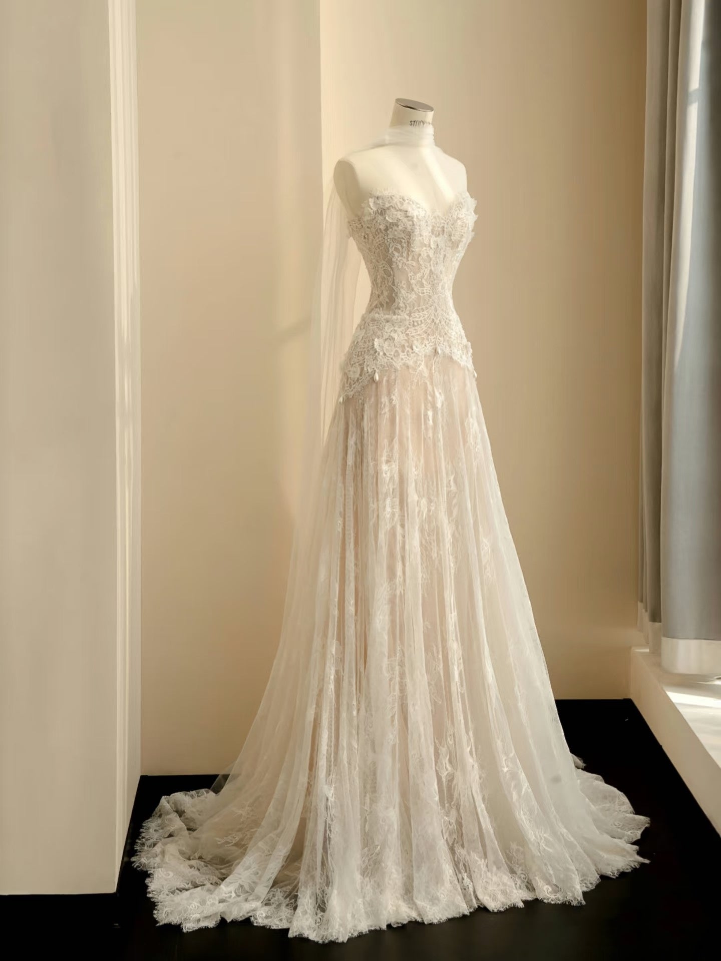 Vestido de novia sencillo, corte en A, escote corazón, encaje blanco, largo hasta el suelo, estilo minimalista, D2735
