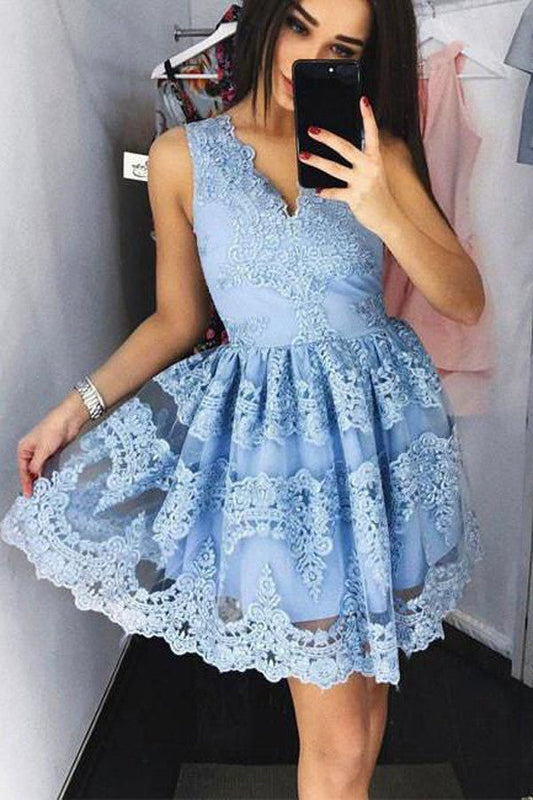 Vestido de fiesta corto sencillo con escote en V y apliques de encaje floral para el regreso a casa.