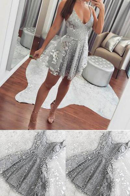Vestido de cóctel con escote en V, espalda descubierta y tirantes finos plateados, minivestido de encaje para fiesta de bienvenida.