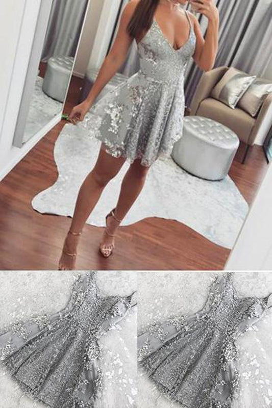 Vestido de cóctel con escote en V, espalda descubierta y tirantes finos plateados, minivestido de encaje para fiesta de bienvenida.
