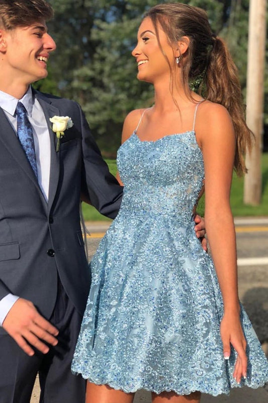 Encantadores vestidos de fiesta de bienvenida en azul cielo con corte A y tirantes finos de encaje