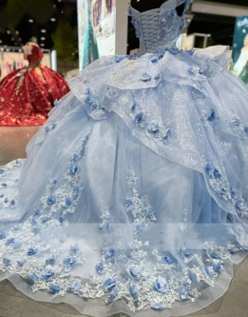 Hermoso vestido de fiesta de quinceañera con apliques de tul azul claro