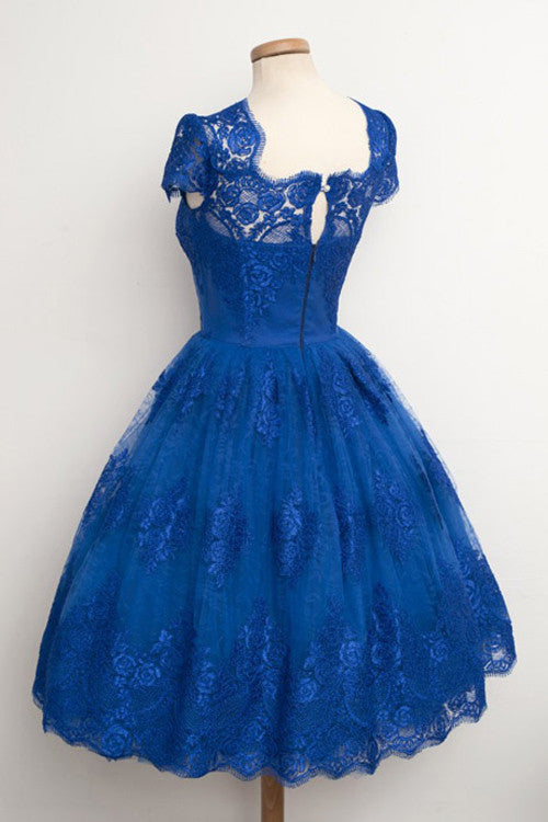 Lujoso vestido de fiesta azul rey, con borde festoneado y largo hasta la rodilla.