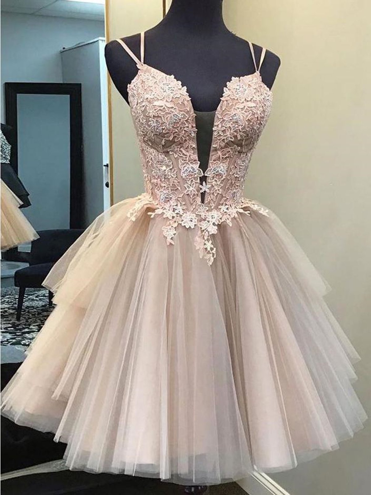 Vestidos de fiesta cortos de encaje color champán con espalda descubierta y escote en V corto.
