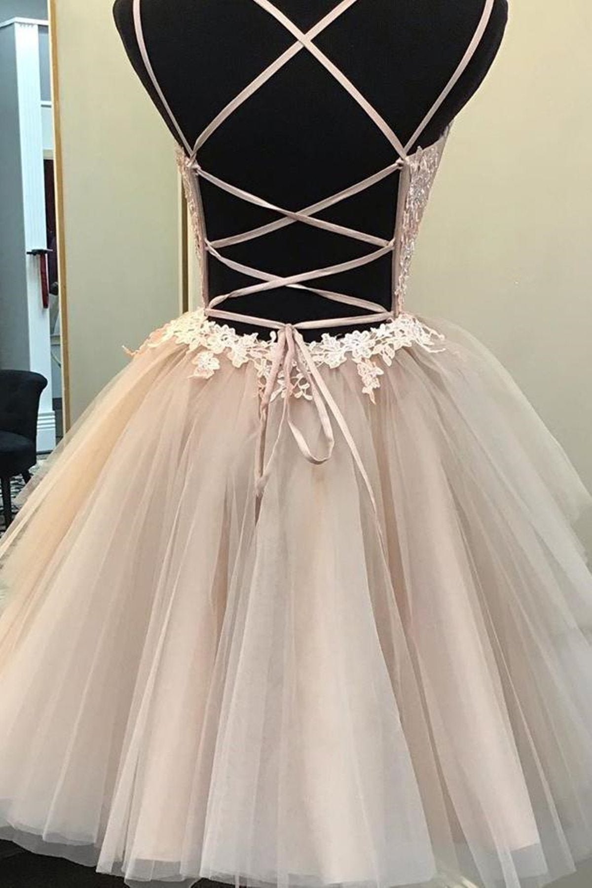 Vestidos de fiesta cortos de encaje color champán con espalda descubierta y escote en V corto.