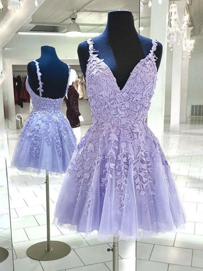 Vestidos de fiesta cortos de encaje morado con escote en V, vestidos formales cortos de encaje morado para el regreso a casa.