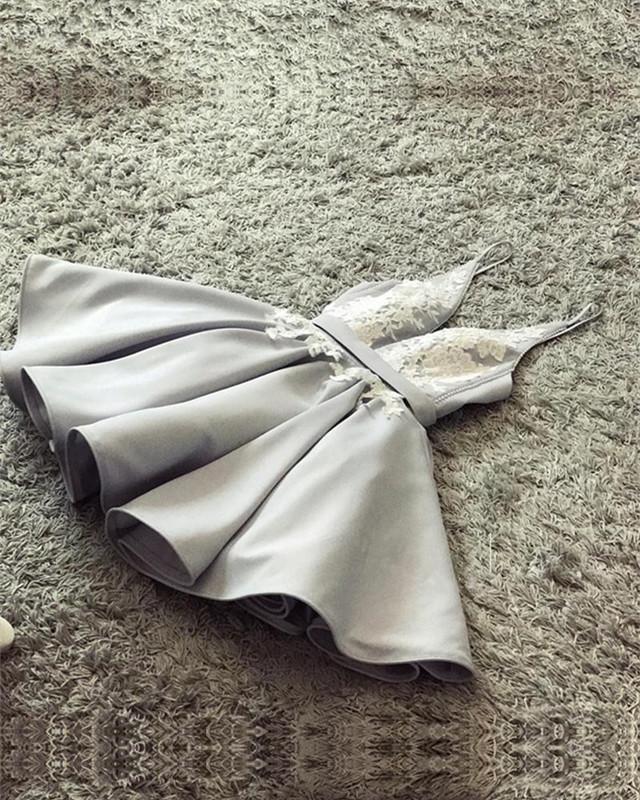 Vestido de fiesta corto de satén plateado con escote en V y apliques de encaje