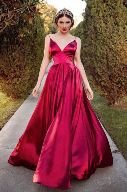 Hermosos vestidos de fiesta y de noche en azul real con tirantes finos y corte en A.